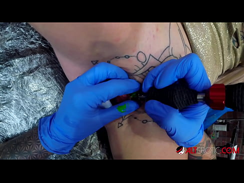 ❤️ Keçika pir tattookirî Sully Savage tattooek li ser klîtorê xwe kir. ❤❌ Pornoya rûsî li me ❌