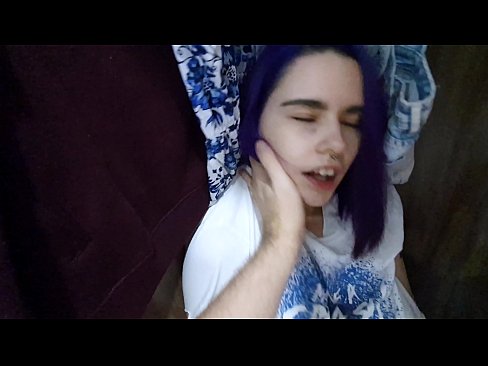 ❤️ Xwişka min di dolabê de dît û alîkariya wê kir ❤❌ Pornoya rûsî li me ❌
